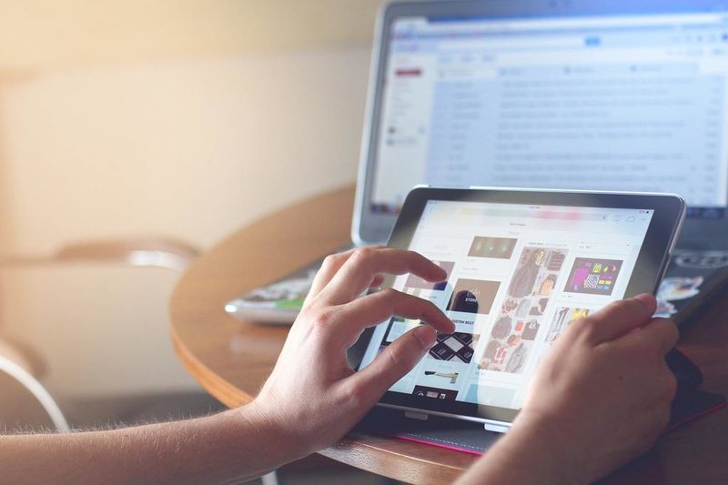 Como ganhar dinheiro na internet com infoprodutos sem sair de casa Como ganhar dinheiro na internet com infoprodutos sem sair de casa