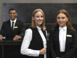 recepcionistas-no-trabalho-em-ternos-elegantes