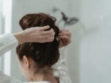 Mulher de costas prendendo o cabelo